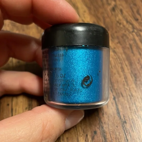MAC pigment in Blue A83 - Picture 4 of 6